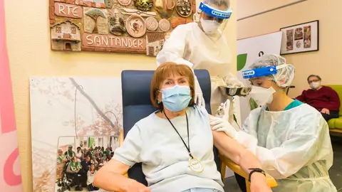 María Dolores Luzuriaga, residente del CAD de Cueto Primera persona en ponerse la vacuna contra la COVID-19 en Cantabria