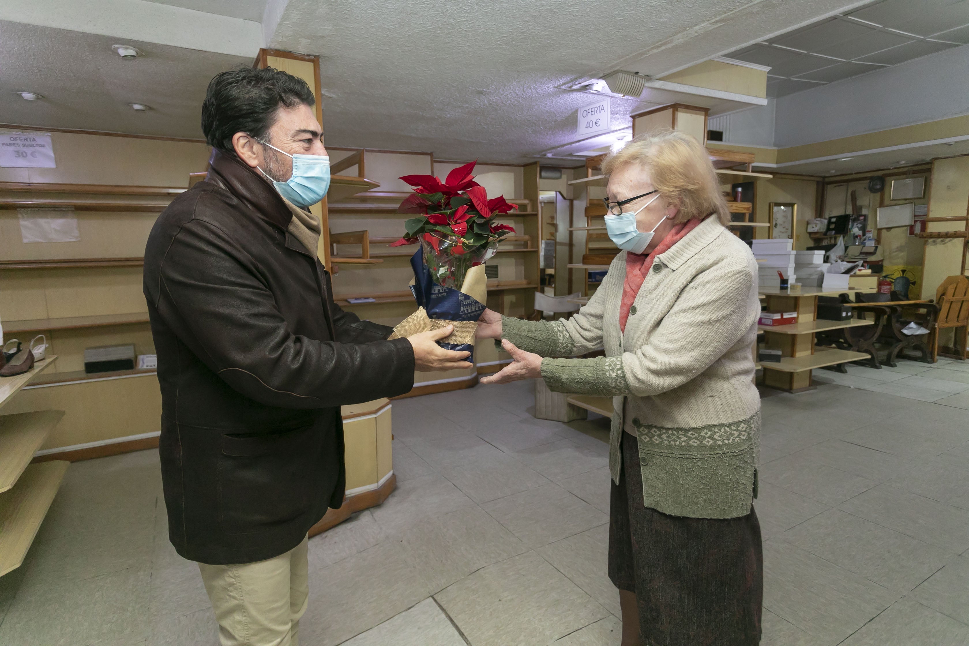 El alcalde entrega una Tesela de la Explanada a los propietarios de Calzados Gabino por su jubilación El alcalde entrega una Tesela de la Explanada a los propietarios de Calzados Gabino por su jubilación