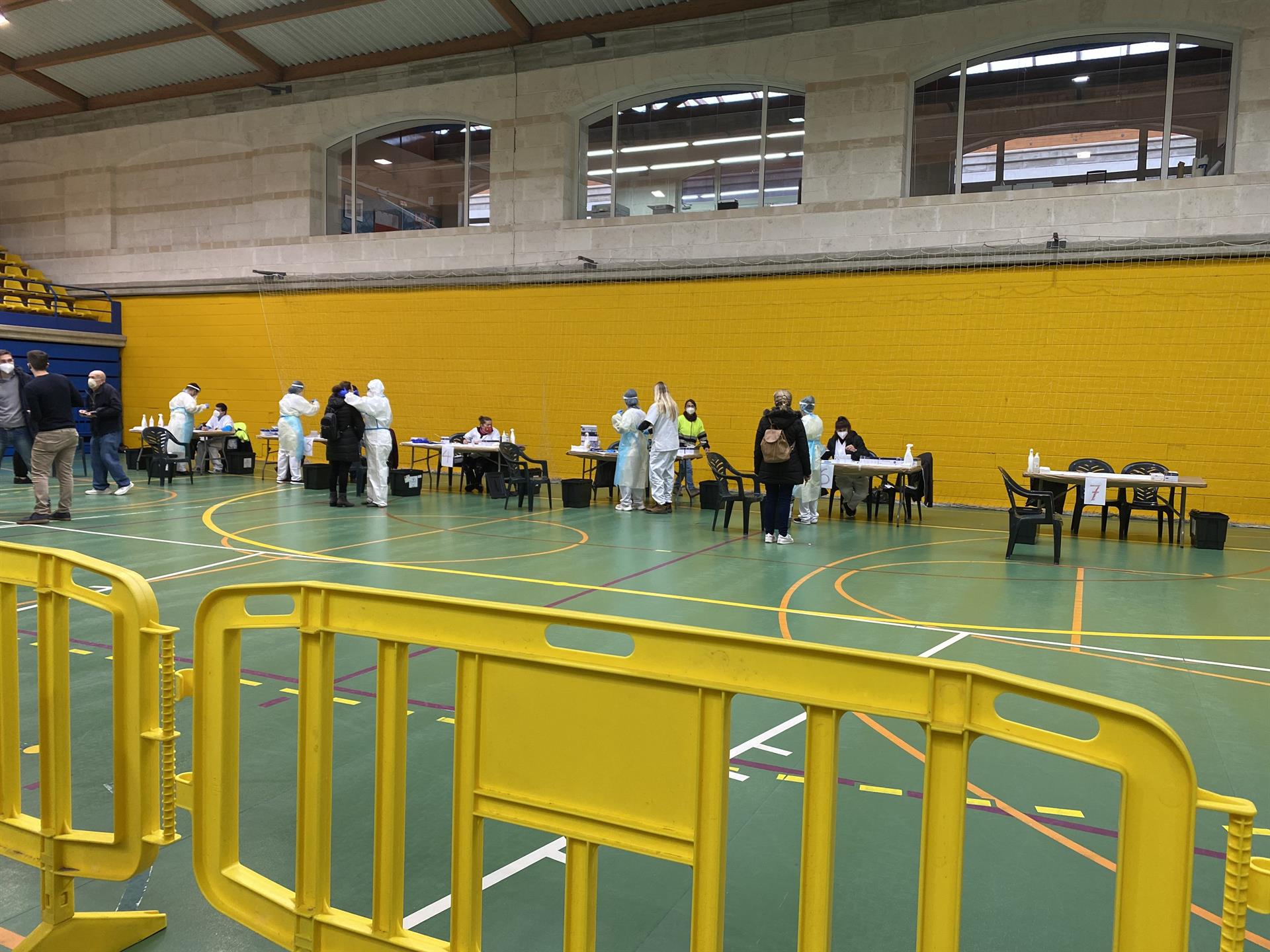 Cerca de 370 personas pasan este lunes por el cribado del Rafal, donde se han detectado cuatro positivos Cerca de 370 personas pasan este lunes por el cribado del Rafal, donde se han detectado cuatro positivos