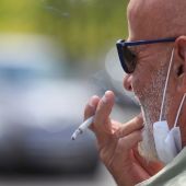 Sanidad propondrá que fumar en las terrazas esté prohibido aunque se cumpla la distancia