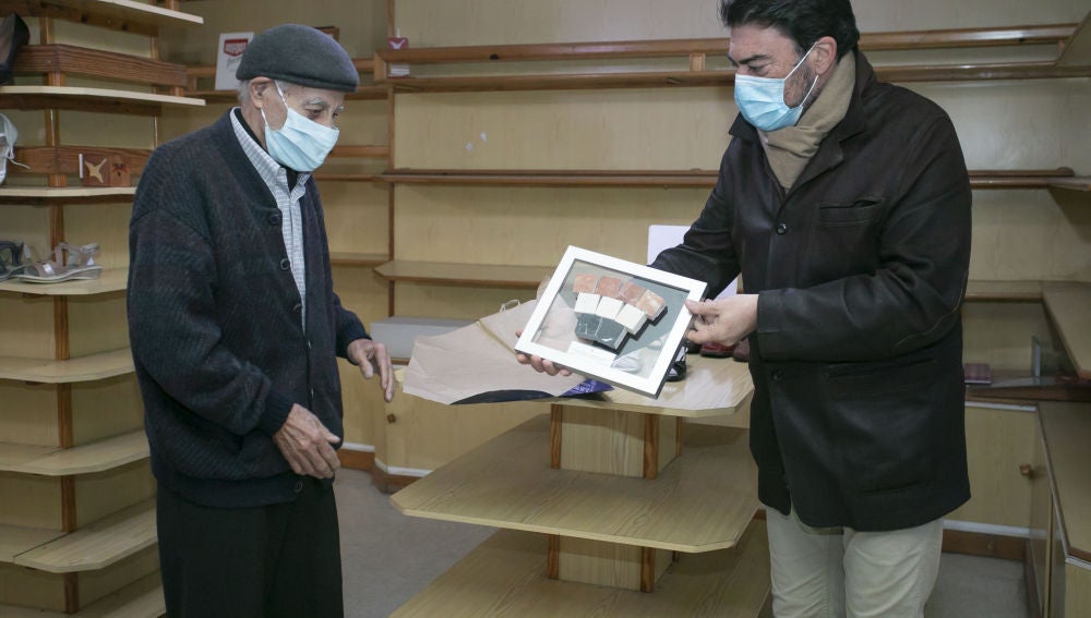 Entrega de la tesela a Gabino Berasategui