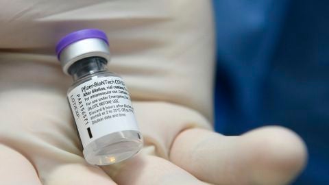 La vacuna de Pfizer contra la COVID-19 pasar&aacute; a llamarse Comirnaty