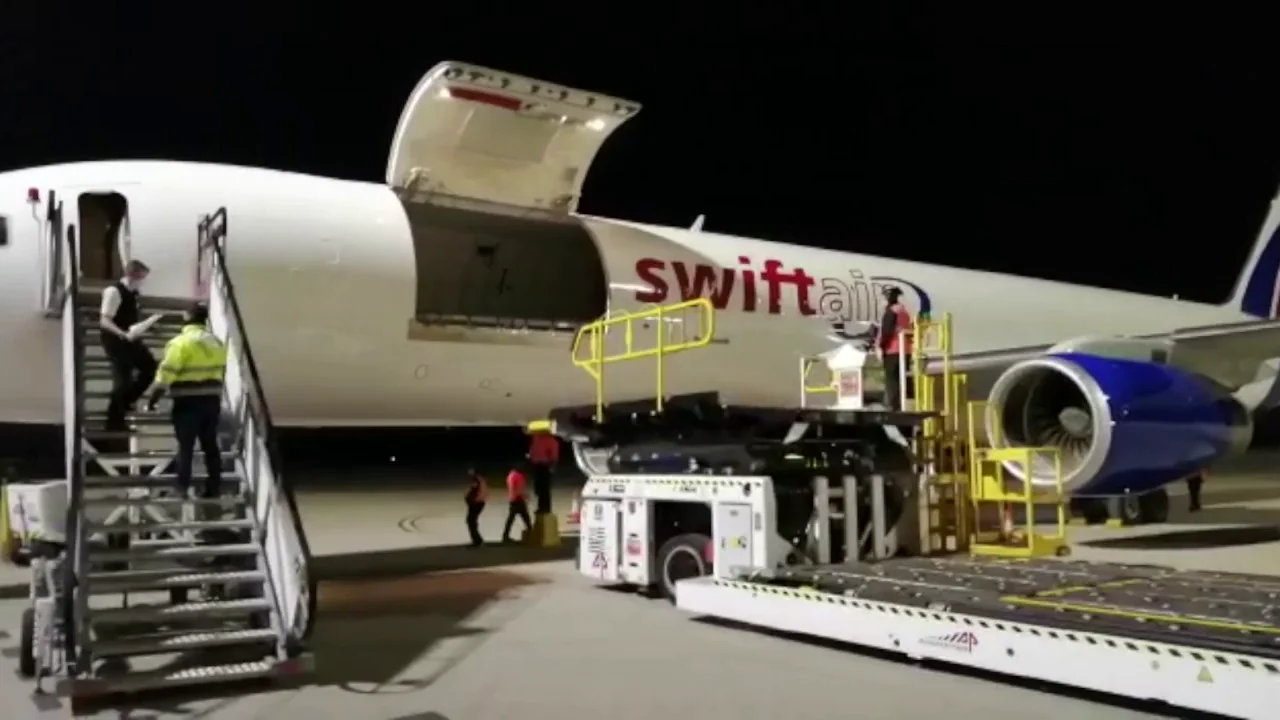 El momento de la llegada del cargamento de vacunas al Aeropuerto de Sevilla.