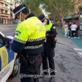 Imagen de archivo de agentes de la Policía Local de Sevilla durante el estado de alarma.