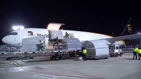 El primer gran envío de vacunas llega a cinco aeropuertos españoles El primer gran envío de vacunas llega a cinco aeropuertos españoles