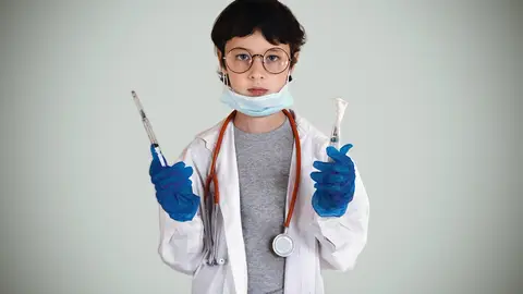 niños vestido de médico con mascarilla niños vestido de médico con mascarilla