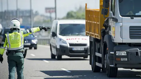 Los agentes de tráfico son los prioritarios en cualquier circunstancia Señales contradictorias
