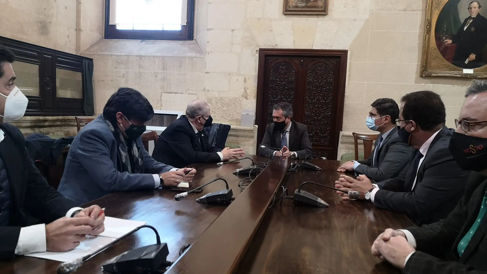 Imagen de la reunión del Alcalde con el Consejo de Hermandades de Sevilla
