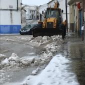 El Ayuntamiento de Miguel Esteban continúa esparciendo sal en puntos críticos y resolviendo incidencias