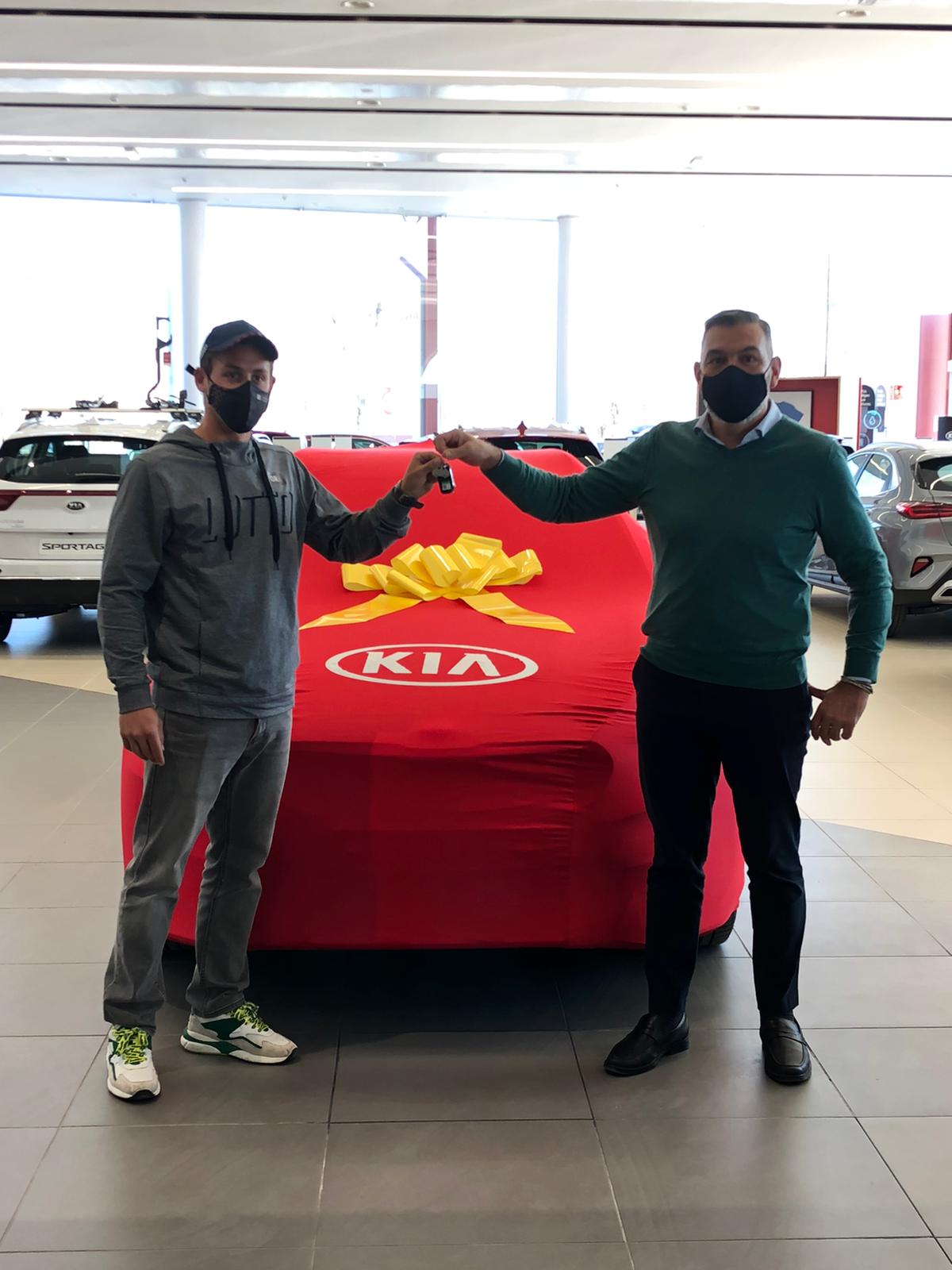 Roberto Carballés recibe un coche Kia como premio al “Mejor Jugador de la Liga MAPFRE de Tenis” Roberto Carballés recibe un coche Kia como premio al “Mejor Jugador de la Liga MAPFRE de Tenis”