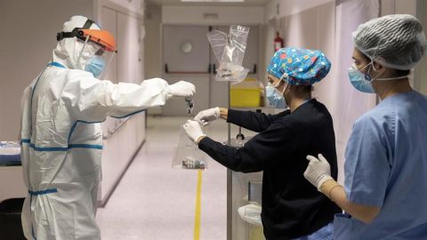 Sanitarios en planta COVID del Hospital Reina Sof&iacute;a de Murcia