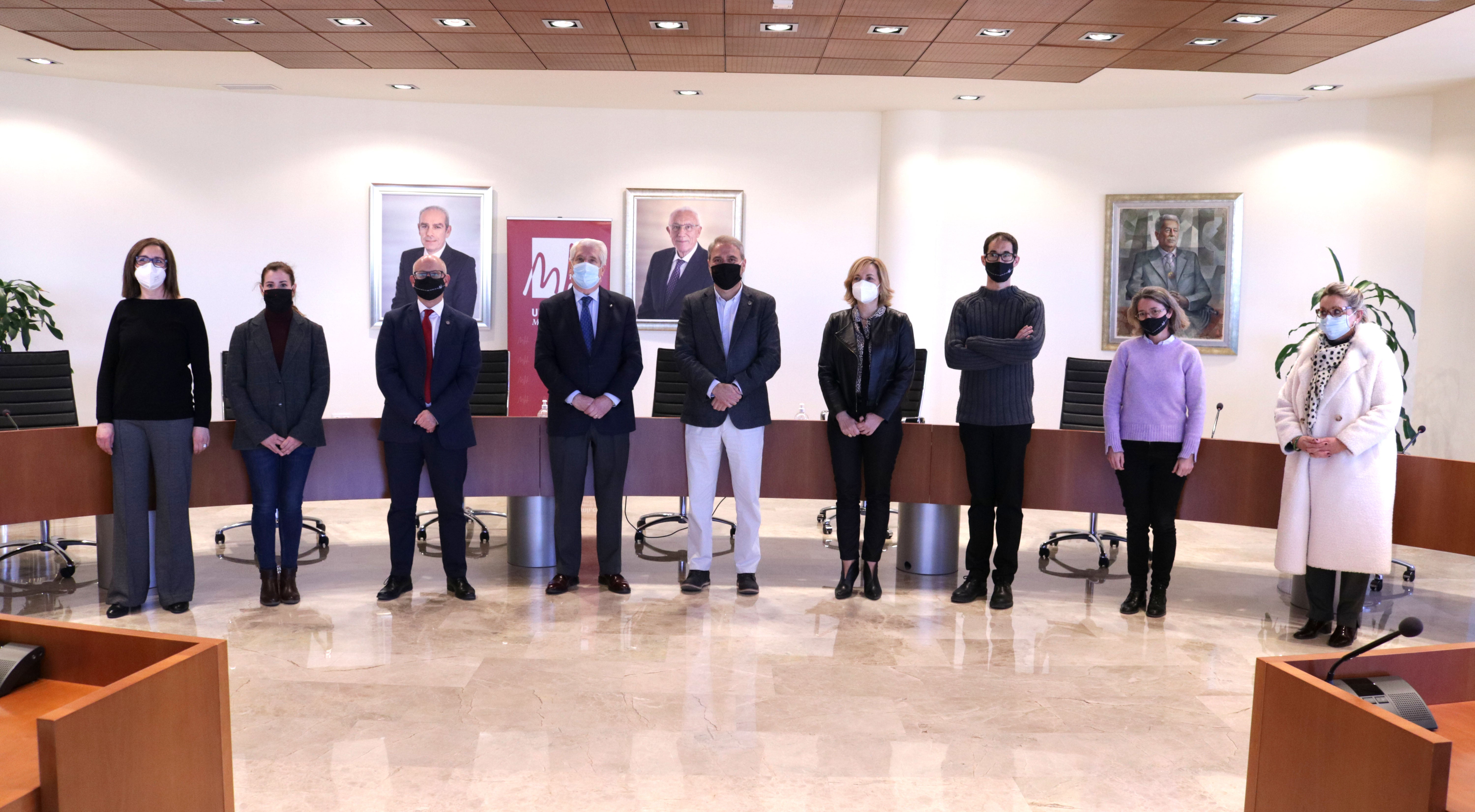 Según este convenio, la entidad aportará a la UMH 30.000 euros para una línea de investigación que se desarrolla en el Instituto de Investigación Según este convenio, la entidad aportará a la UMH 30.000 euros para una línea de investigación que se desarrolla en el Instituto de Investigación