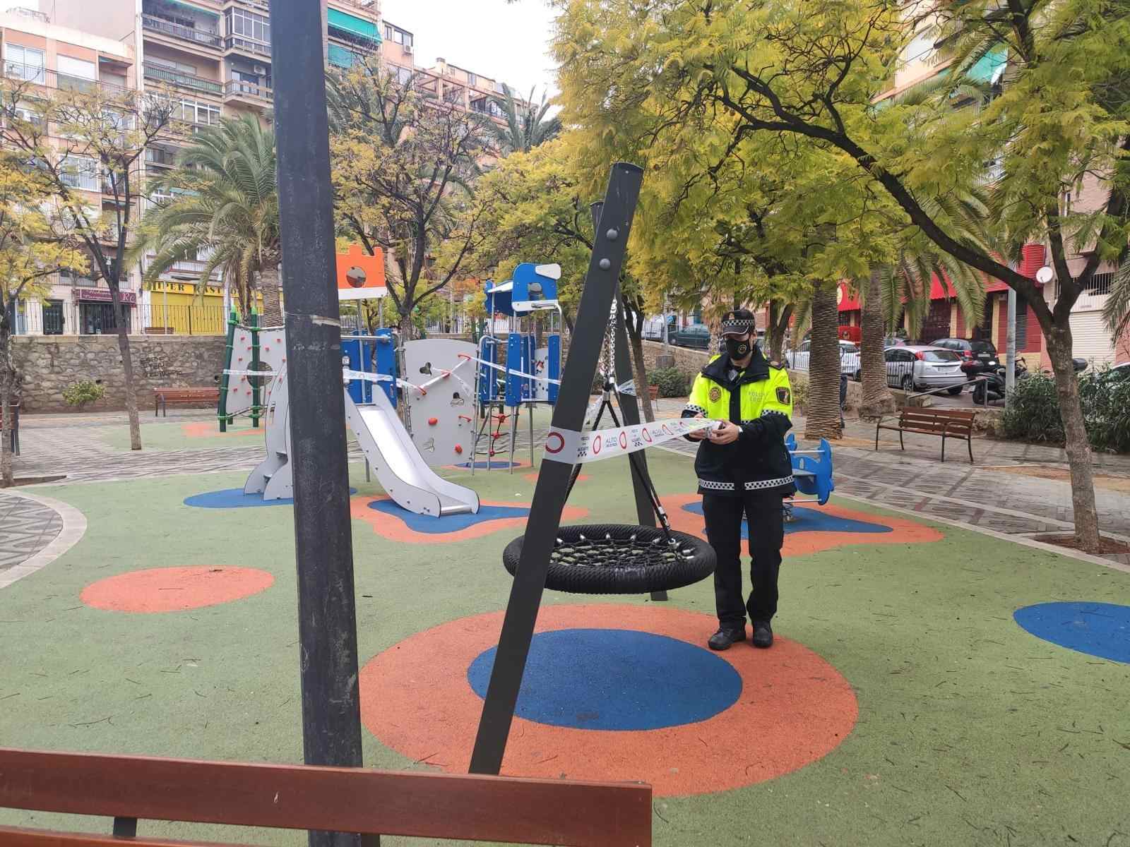 La Policía Local sancionará a quien rompa los precintos para entrar a las zonas de juegos de los parques La Policía Local sancionará a quien rompa los precintos para entrar a las zonas de juegos de los parques