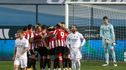 Los jugadores del Athletic celebran un gol ante el lamento de los del Real Madrid