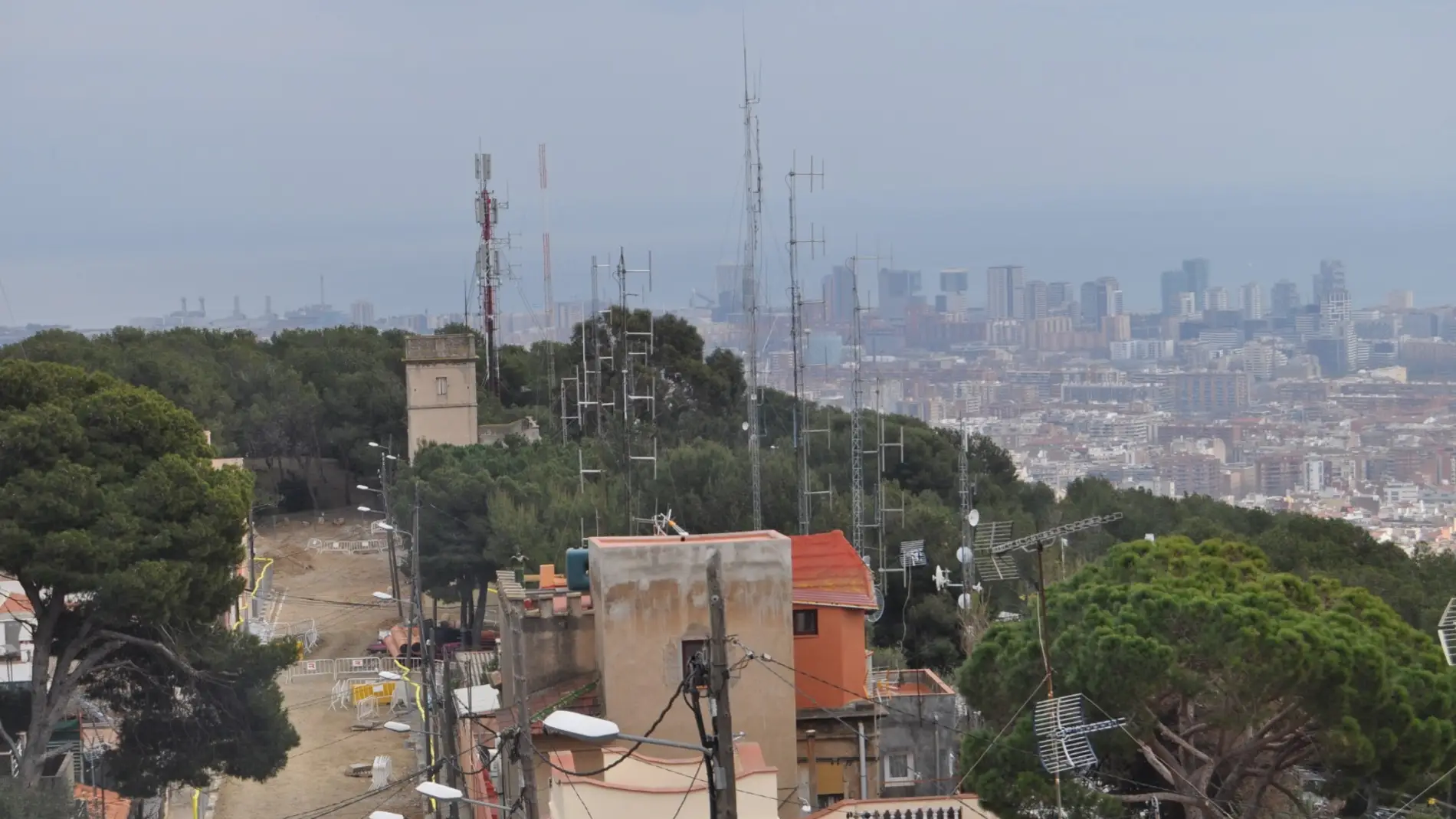 L'ajuntament de Barcelona retira les antenes il·legals del Carmel i fa efectiva la sentència a favor de l'Associació Catalana de Ràdio