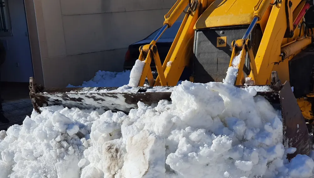 Empresarios, autónomos y agricultores han colaborado en la retirada de la copiosa nevada
