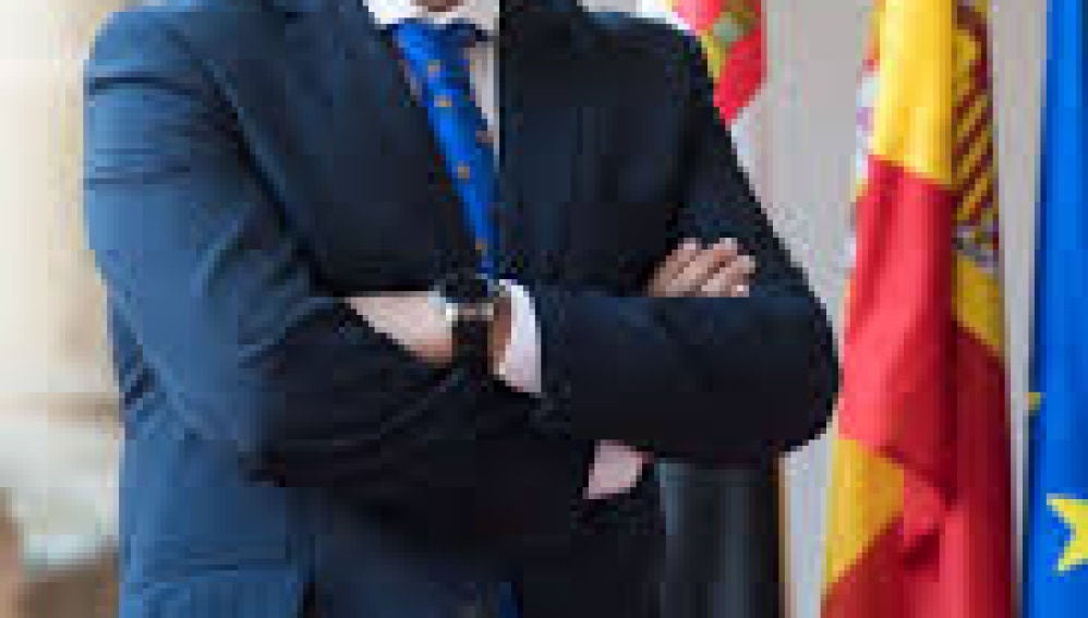 El consejero de Sanidad, José María Vergeles, no descarta un confinamiento domiciliario, aunque alerta de sus efectos negativos. El consejero de Sanidad, José María Vergeles, no descarta un confinamiento domiciliario, aunque alerta de sus efectos negativos.