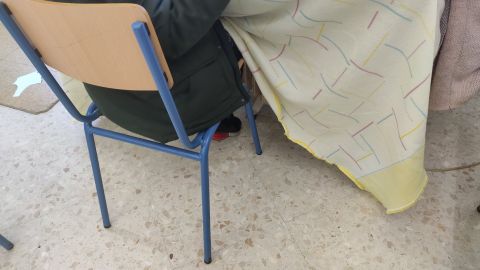 Alumno con mantas en clase