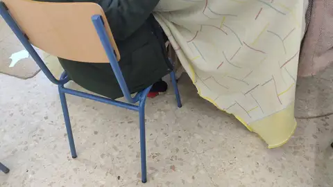 Alumno con mantas en clase Alumno con mantas en clase