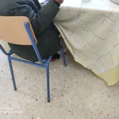 Alumno con mantas en clase Alumno con mantas en clase