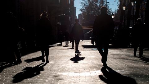 Varias personas pasean por el Paseo de Gracia, en Barcelona.