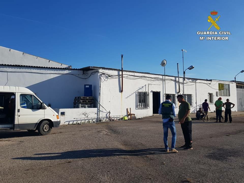 La Guardia Civil de Calpe detiene a un matrimonio por delito contra los derechos de los trabajadores La Guardia Civil de Calpe detiene a un matrimonio por delito contra los derechos de los trabajadores