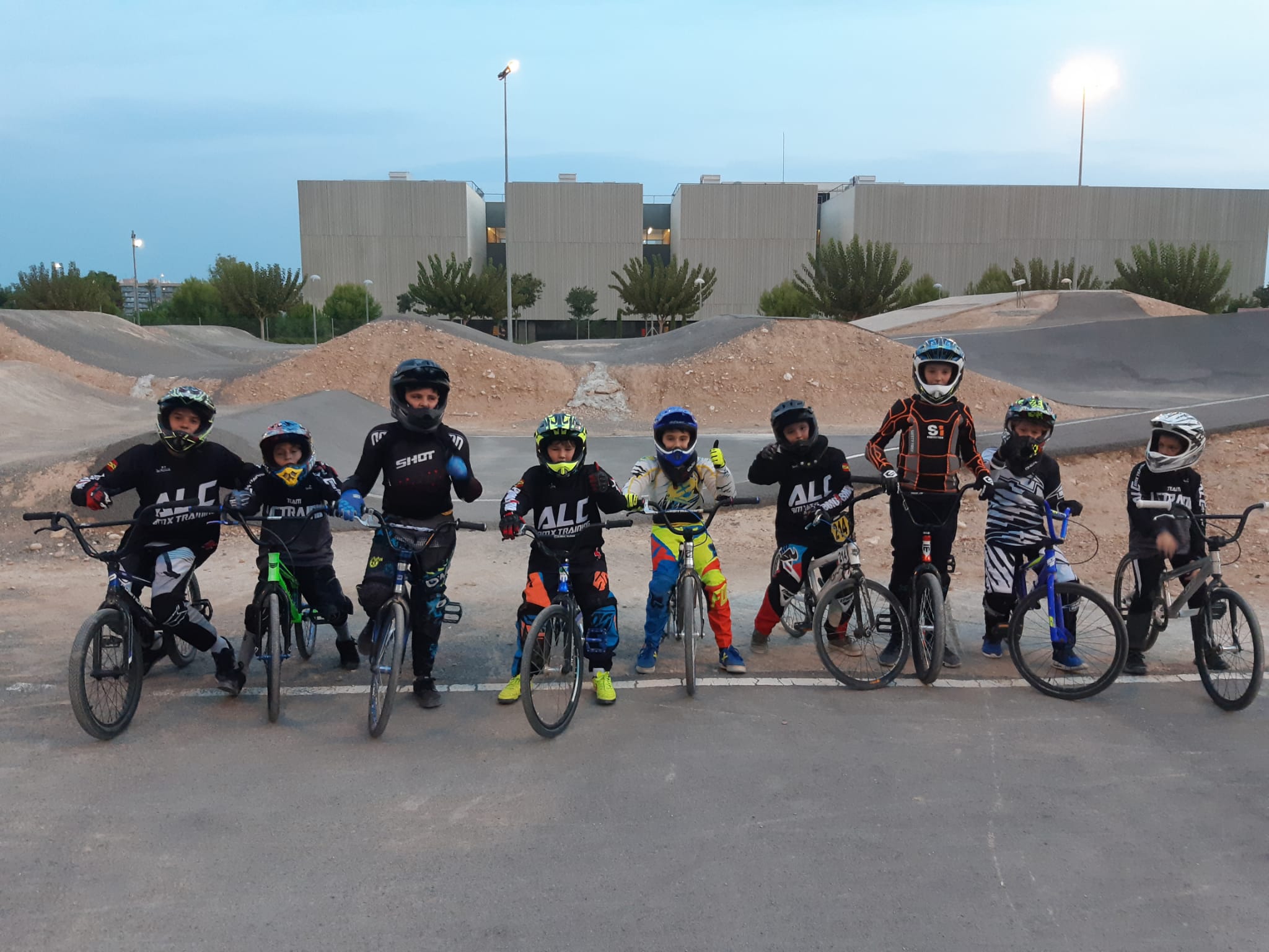 "El BMX es pura adrenalina al aire libre y para todas las edades" "El BMX es pura adrenalina al aire libre y para todas las edades"