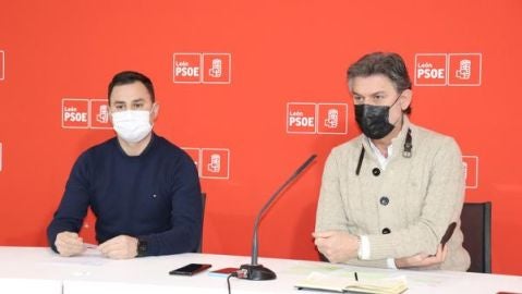 El coordinador de Cultura del Grupo Parlamentario Socialista, Jos&eacute; Luis V&aacute;zquez, y el secretario general del PSOE de Le&oacute;n, Javier Alfonso Cend&oacute;n.
