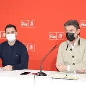 El coordinador de Cultura del Grupo Parlamentario Socialista, José Luis Vázquez, y el secretario general del PSOE de León, Javier Alfonso Cendón. El coordinador de Cultura del Grupo Parlamentario Socialista, José Luis Vázquez, y el secretario general del PSOE de León, Javier Alfonso Cendón.