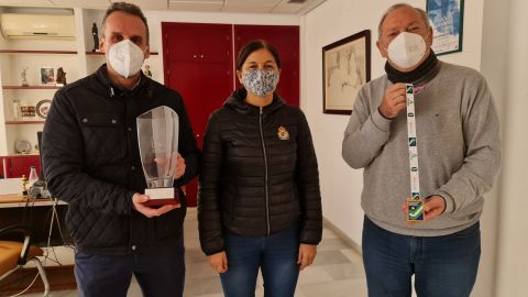 Posada, durante la visita de la asociaci&oacute;n Isla Hockey