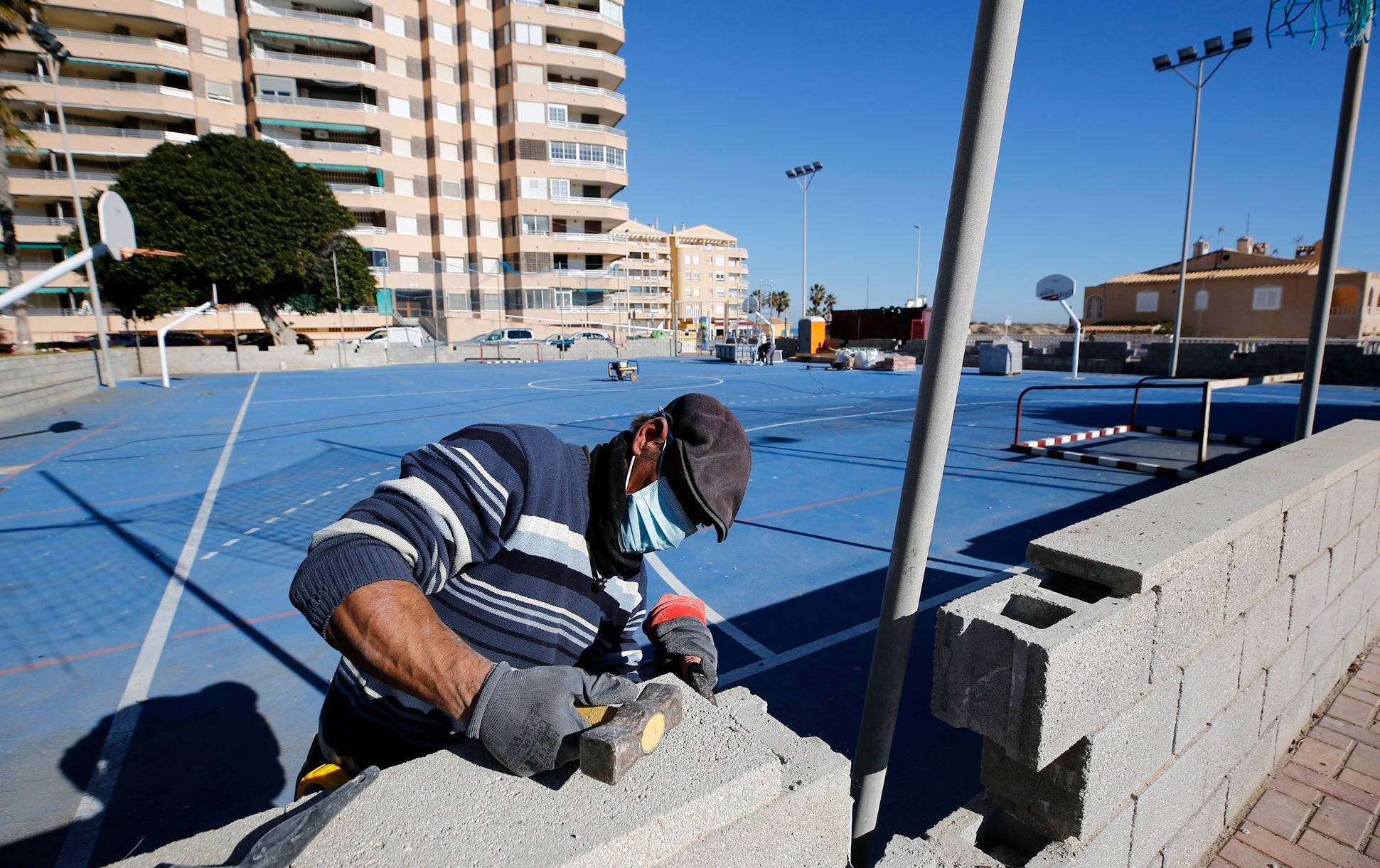 Esta semana han comenzado los trabajos de reparación y mantenimiento de la pista polideportiva situada en la plaza Perfecta Rodríguez de La Mata Esta semana han comenzado los trabajos de reparación y mantenimiento de la pista polideportiva situada en la plaza Perfecta Rodríguez de La Mata