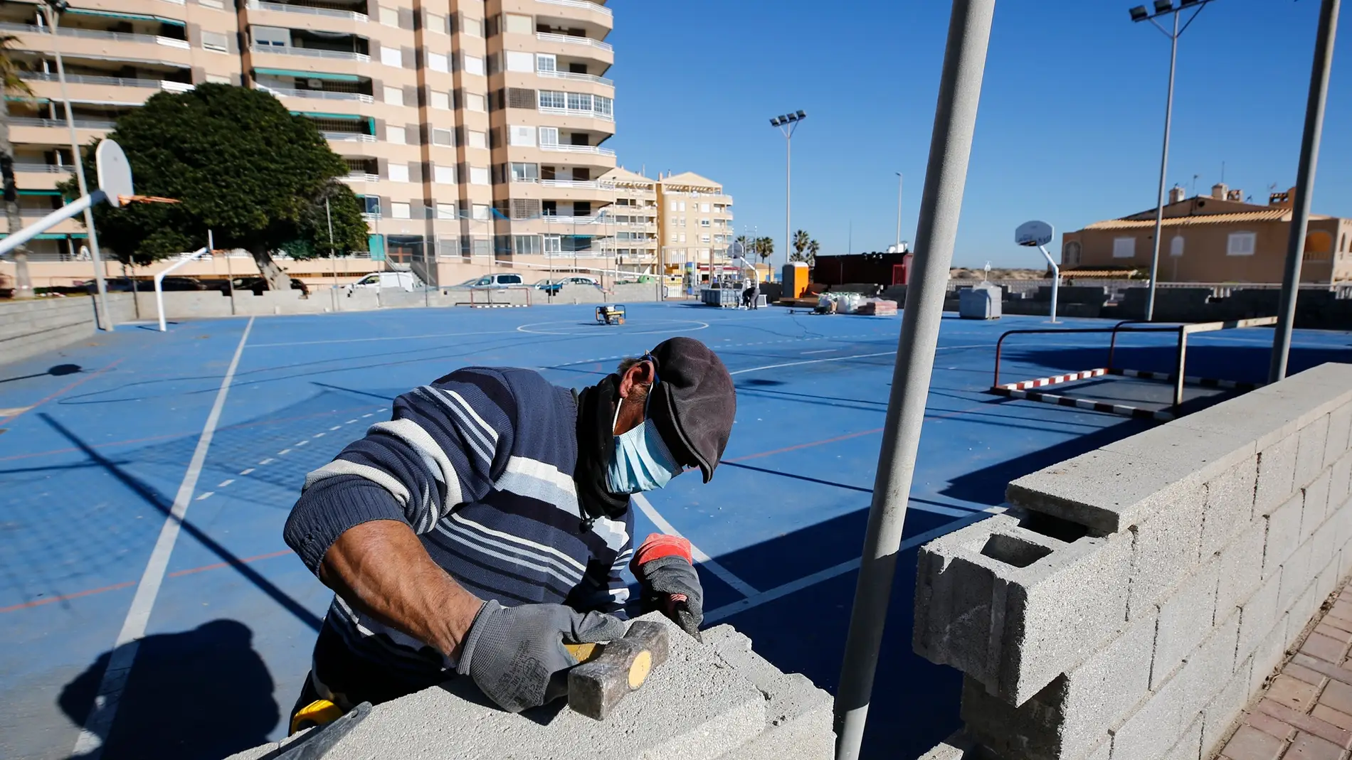 Esta semana han comenzado los trabajos de reparación y mantenimiento de la pista polideportiva situada en la plaza Perfecta Rodríguez de La Mata 