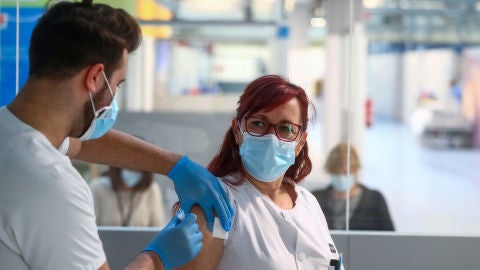 Una enfermera recibe la vacuna contra la COVID-19 en el Hospital Isabel Zendal