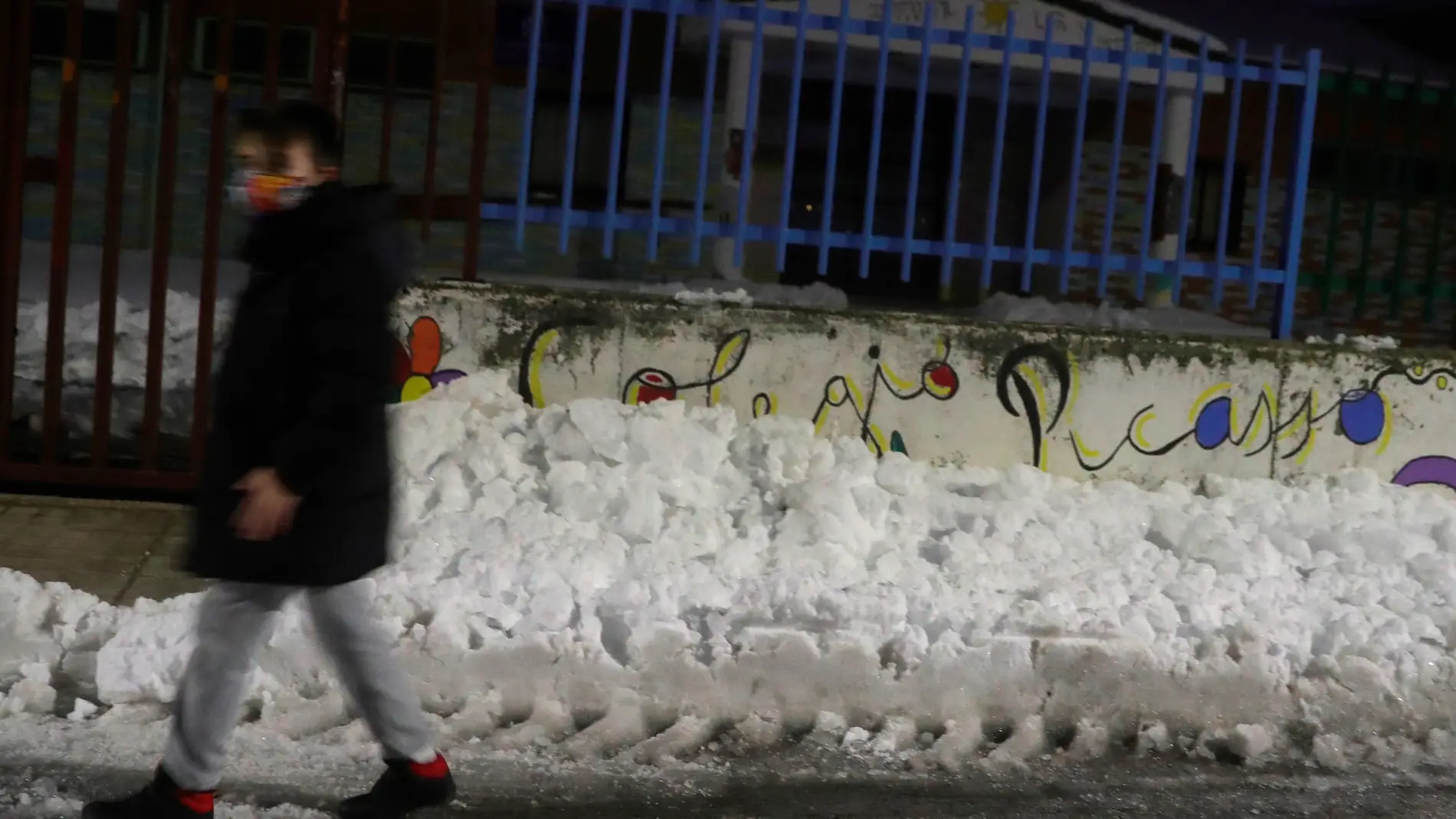 Exteriores de un colegio de Madrid repleto de nieve por el temporal Filomena.