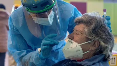 Un sanitario realiza un test de coronavirus Un sanitario realiza un test de coronavirus