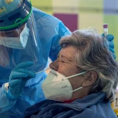 Un sanitario realiza un test de coronavirus Un sanitario realiza un test de coronavirus