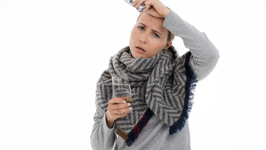 mujer con dolor de cabeza