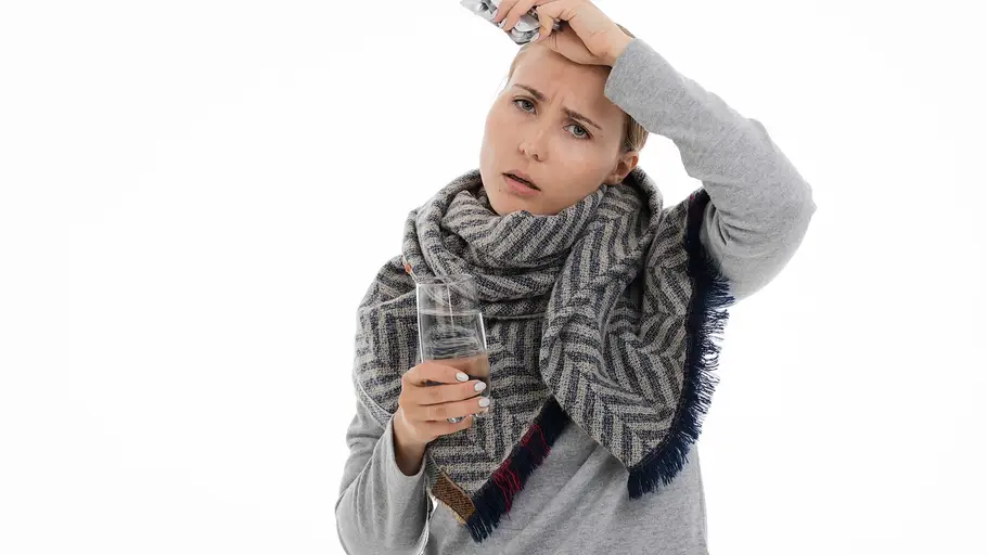 mujer con dolor de cabeza mujer con dolor de cabeza