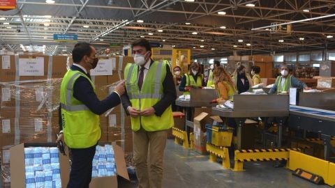 El delegado de Correos en la Comunitat y el alcalde de Alicante El delegado de Correos en la Comunitat y el alcalde de Alicante