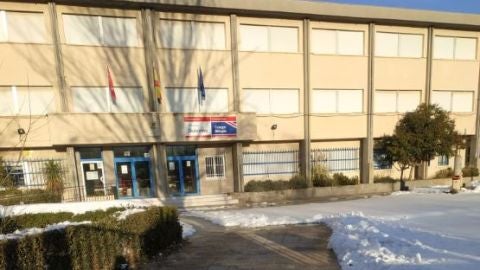 Acceso limpio de nieve al colegio Dulcinea de Alcal&aacute; de Henares