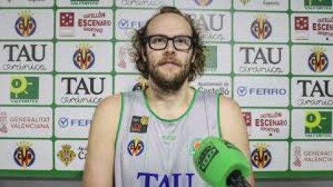 Matt Stainbrook, jugador de Tau