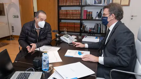 Feijóo analiza co alcalde do Carballiño novas actuacións no concello Francisco Fumega e Nuñez Feijoo