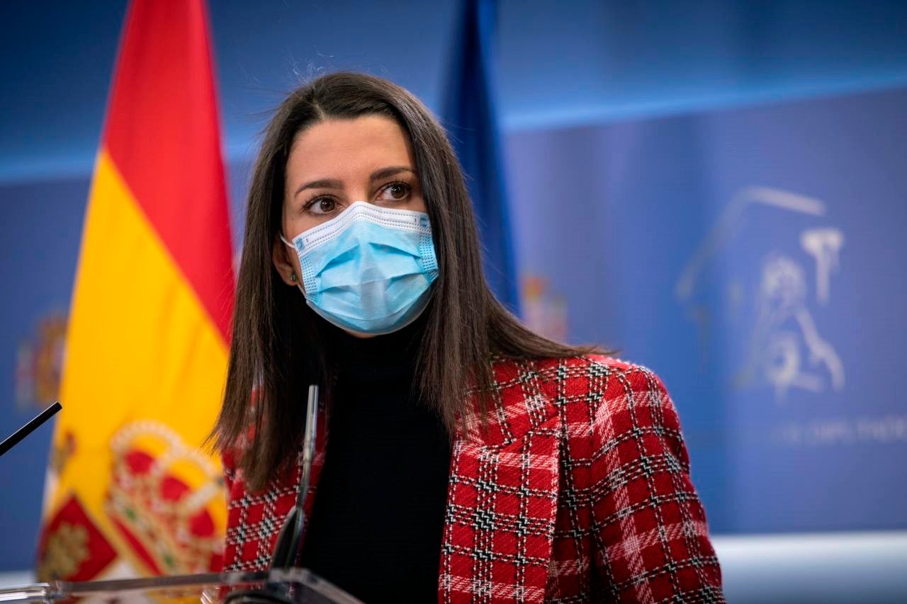 Arrimadas: "Si el PSC puede elegir, va a elegir un gobierno con ERC, y eso va a ser: indultos, que ERC gestione la sanidad..." Arrimadas: "Si el PSC puede elegir, va a elegir un gobierno con ERC, y eso va a ser: indultos, que ERC gestione la sanidad..."