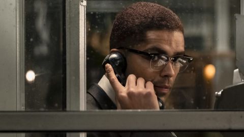 El actor Kingsley Ben-Adir, caracterizado como Malcom X en una escena de la pel&iacute;cula 'One night in Miami'