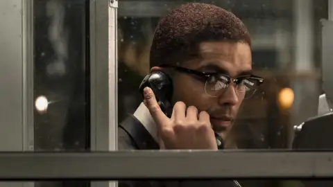 El actor Kingsley Ben-Adir, caracterizado como Malcom X en una escena de la película 'One night in Miami' El actor Kingsley Ben-Adir, caracterizado como Malcom X en una escena de la película 'One night in Miami'