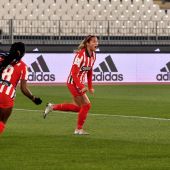   Las jugadoras del Atlético de Madrid Deyna Castellanos y Ludmila celebran un gol 