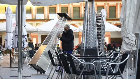 Un trabajador recoge el mobiliario de la terraza de un restaurante en el centro de Córdoba Un trabajador recoge el mobiliario de la terraza de un restaurante en el centro de Córdoba