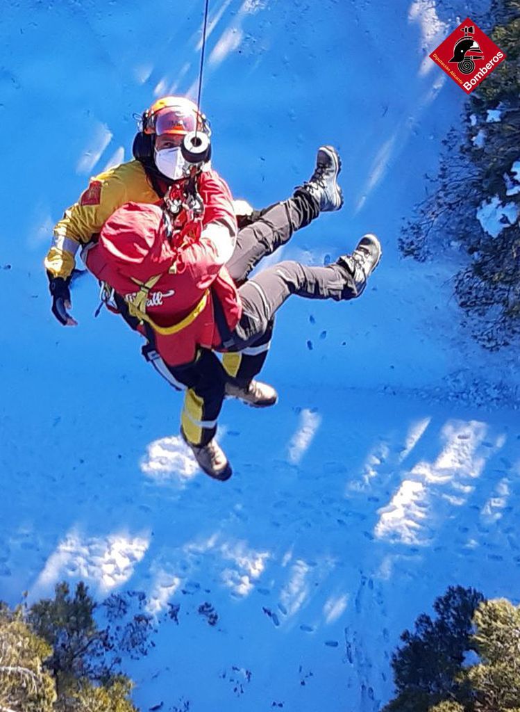 El Consorcio Provincial de Bomberos rescata con el helicóptero a una senderista herida El Consorcio Provincial de Bomberos rescata con el helicóptero a una senderista herida