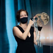La productora de 'Las niñas', Valerie Delpierre, sostiene el Forqué a Mejor Largometraje de ficción 2021