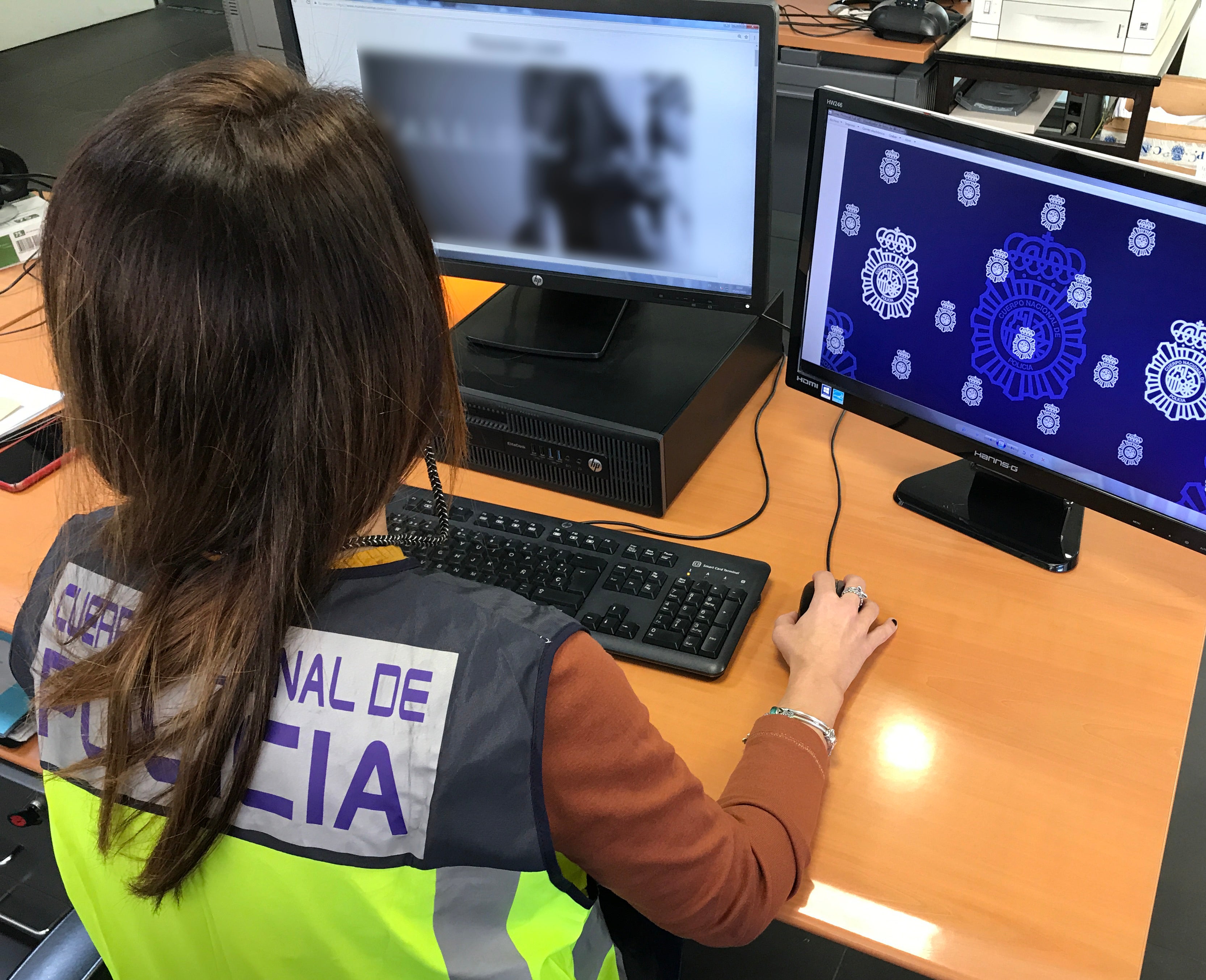 La Policía detiene a dos personas por asaltar a un joven con el que habían quedado mediante una web de citas La Policía detiene a dos personas por asaltar a un joven con el que habían quedado mediante una web de citas